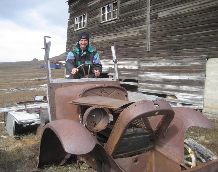 An old truck slowly rotting away (picture by Birgit Jaenicke)